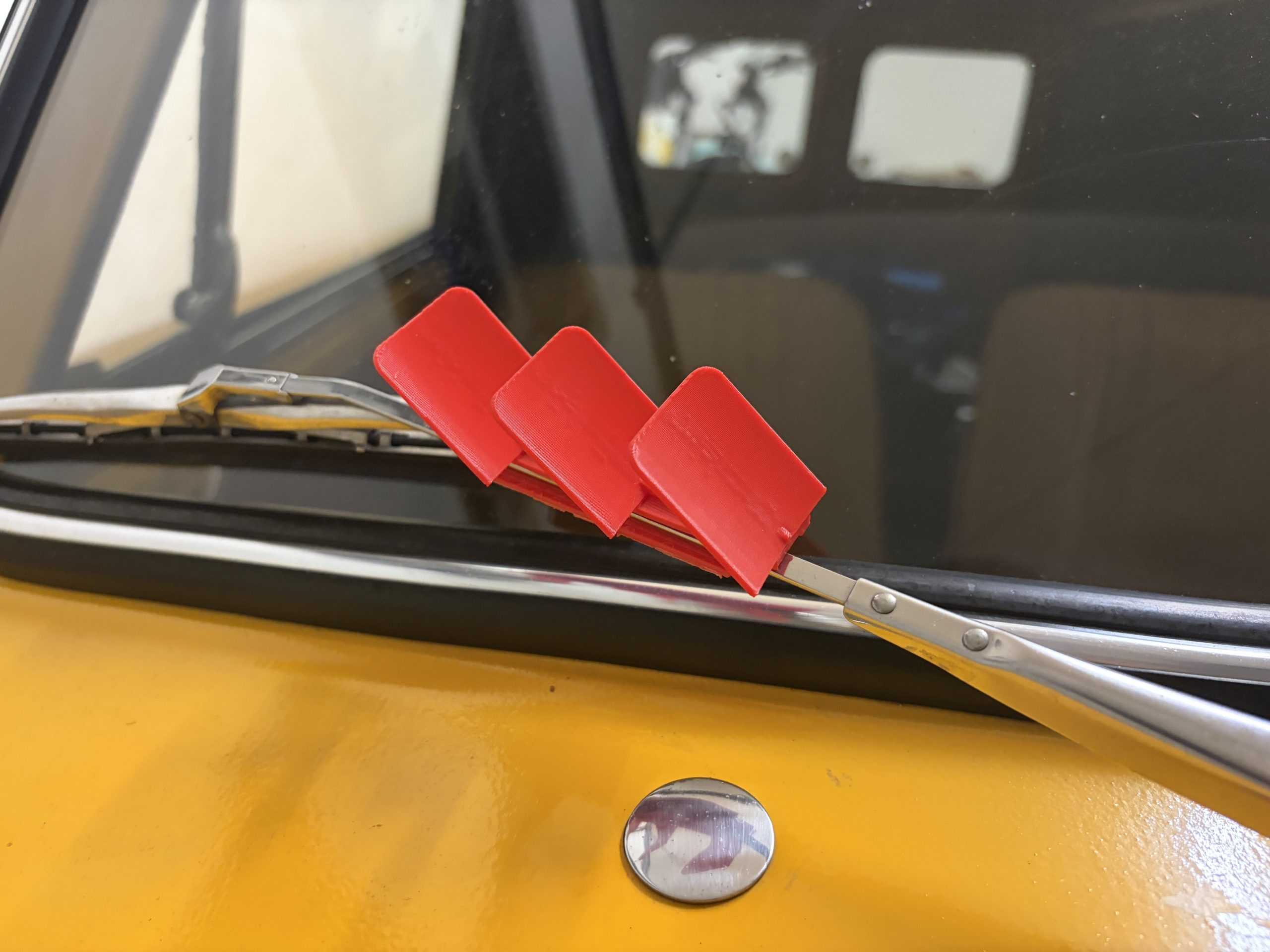 Classic Mini Wiper Arm Wind Deflectors – Retro 3-Fin Style (Pair) rood